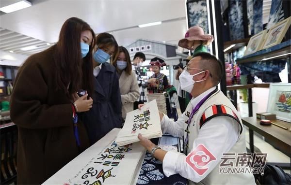 东巴纸$从唐代流传至今的东巴纸，在进博会上向世人展示新的产品形态