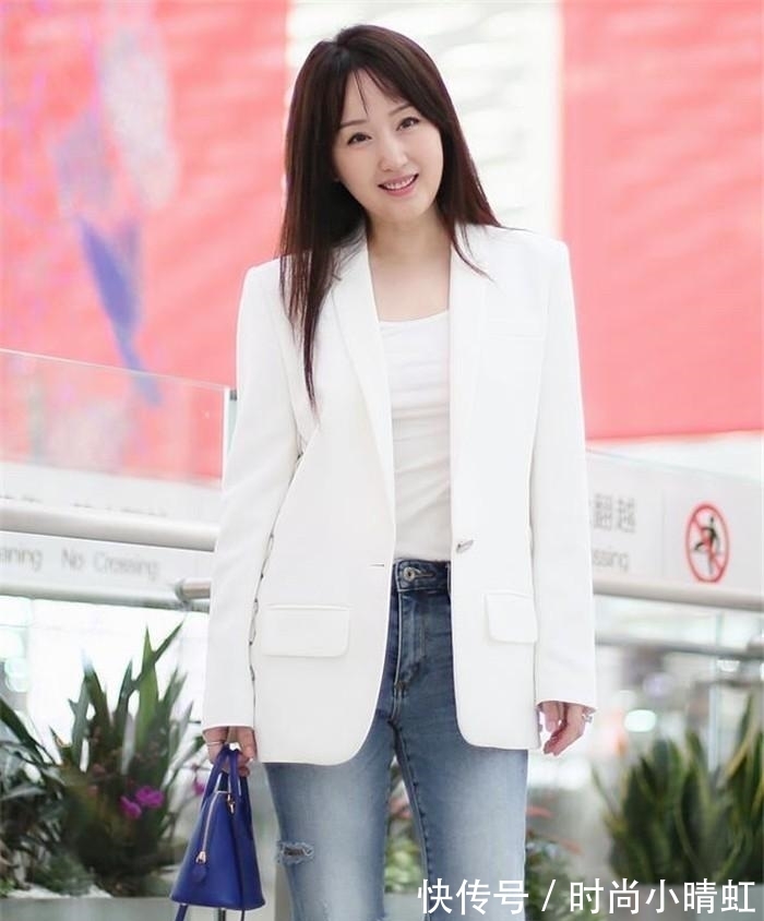 中长发 50岁左右的女人，发型不要留羊毛卷和黑长直，这些更洋气