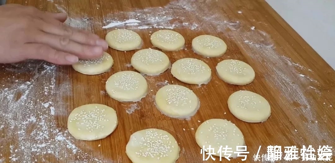 保鲜膜|早餐新吃法,面粉里加1个鸡蛋,放入冰箱冷藏,比油条麻花都好吃