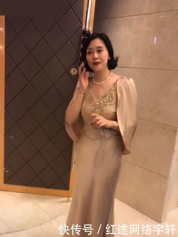 “最美婆婆”抢走新娘风头，金色的连衣裙和一条披肩，优雅端庄