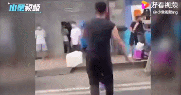 肌肉|健身教练攻击外卖小哥反被锤，还不讲武德抄家伙，网友：健身白练