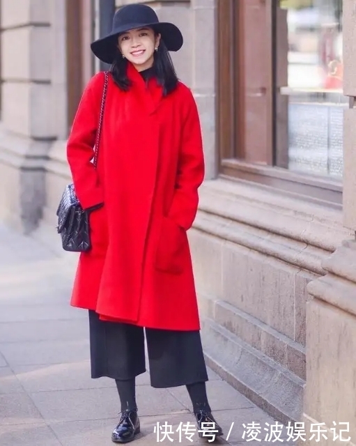 三木的“红色大衣穿搭”真美,喜庆又洋气,圣诞、新年照穿就对