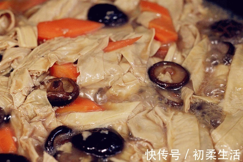 老少皆宜|立秋之后,补钙化痰多吃腐竹,2种素菜炒一盘,真比肉还香