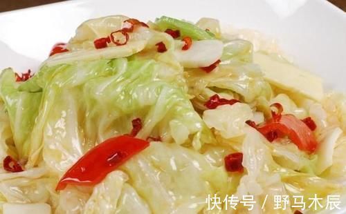 炒包菜总是很水很乏味？看看大厨怎么炒，鲜嫩入味，超级好吃