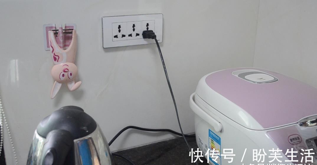 用旧的扑克牌别再扔了, 剪几刀, 粘在厨房里超实用, 人人见了都夸好