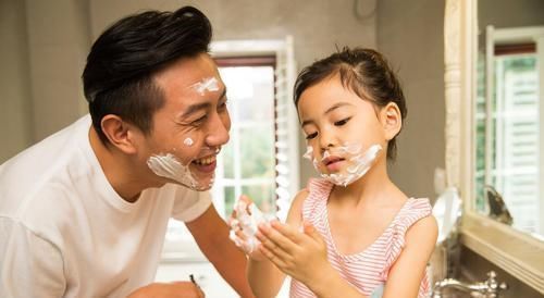 睡着|地铁上,女乘客靠着爸爸睡着,宝宝接下来的反应让人哭笑不得