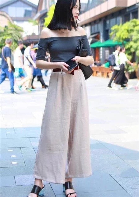 靓丽|街拍:美女身穿露肩上衣配米色阔腿裤,貌美如花,靓丽大气