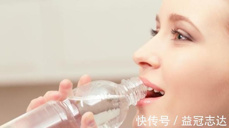 饮料|五种饮水习惯,或许比熬夜还催人老,很多人不懂,抓紧改不吃亏