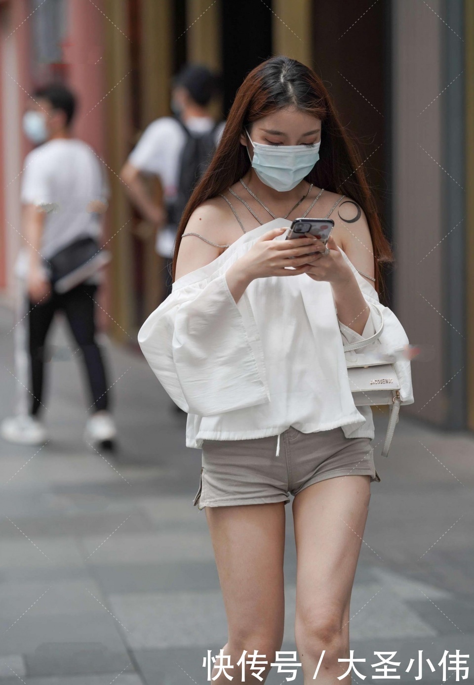 一幕|美女街拍:奢侈店门口拍到的一幕,这气质肯定是土豪的女人,太养眼了!