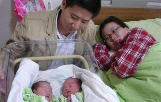 产妇顺产双胞胎,缝合时却大喊“还有一个”,医生检查后乐了