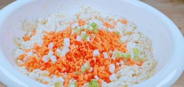 2块钱的豆腐往蛋液里一扔,压一压、搅一搅,出锅孩子吃了10几个