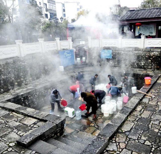 国内有名的温泉小镇，当地人喝水做饭都用温泉，人均寿命达到91岁