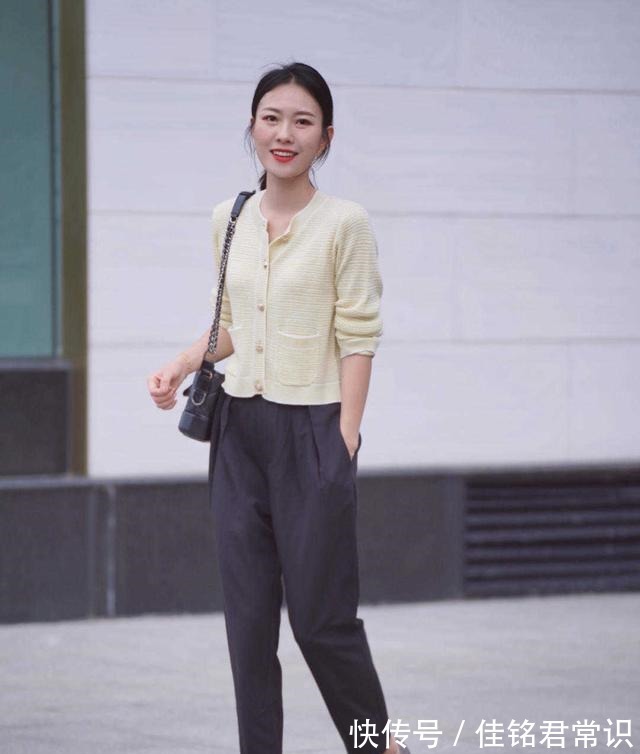 条纹 日系风格才是女性最爱的针织开衫搭配黑色长裤，确实很时髦！