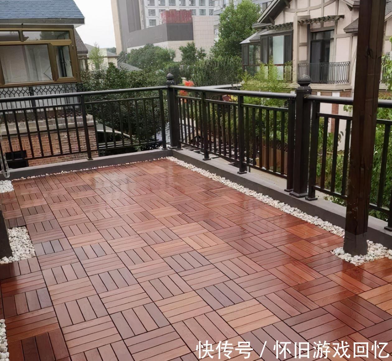 实木地板|阳台铺地砖落伍了,现在流行铺实木地板,不会开裂、脚感好