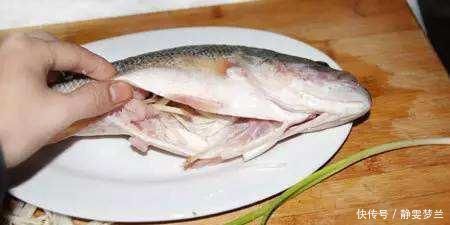 蒸鱼时,不要只会放葱姜50岁大厨放一点它,腥味自动消失