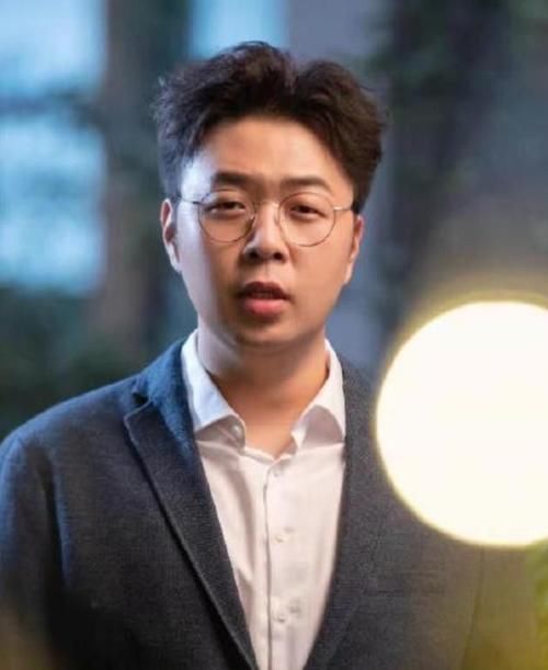 杜海濤才不是簡(jiǎn)單的主持人，他幕后的產(chǎn)業(yè)可比手里的話筒值錢多了