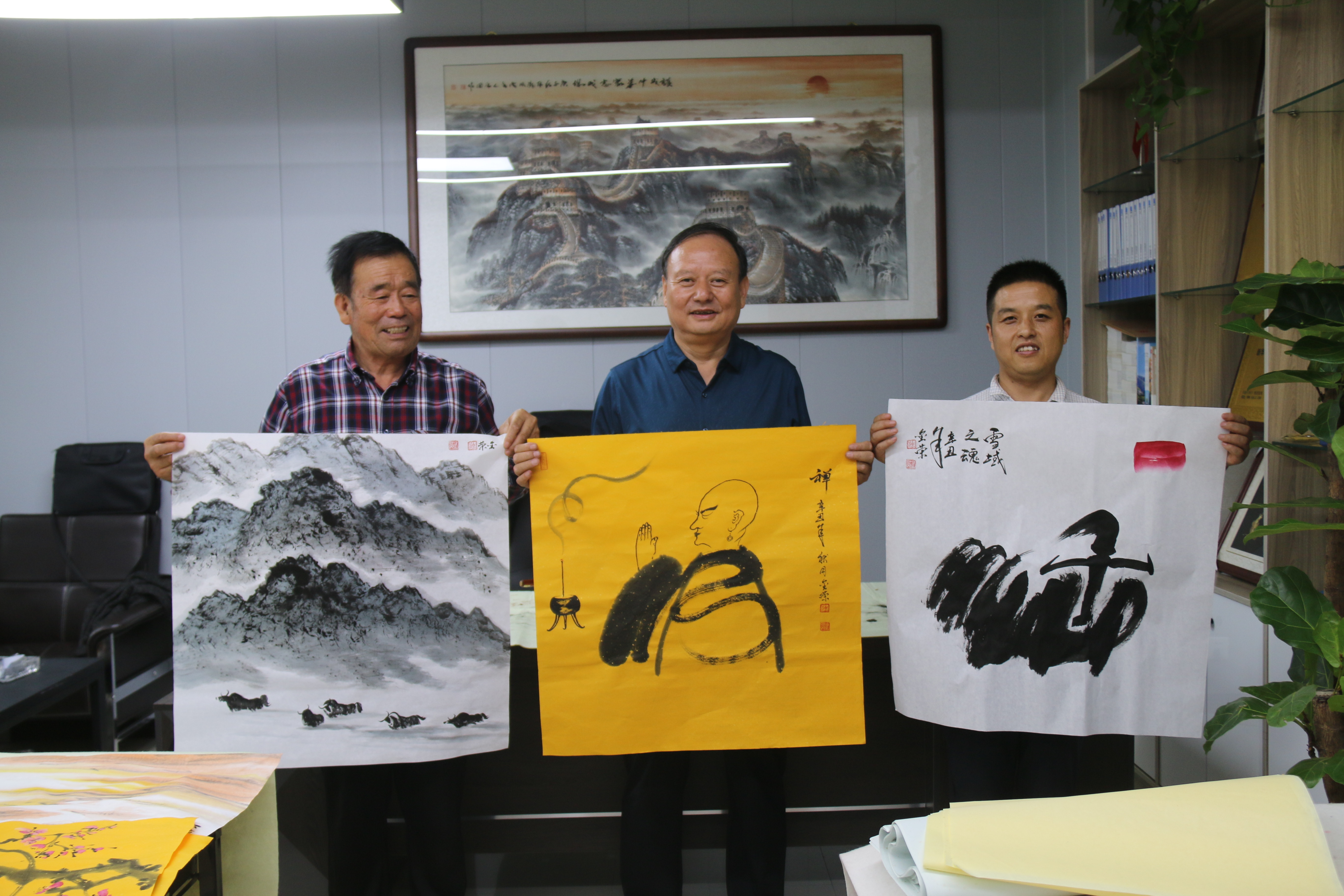 平凉市|四位书画家走进平凉市家庭教育协会送墨宝