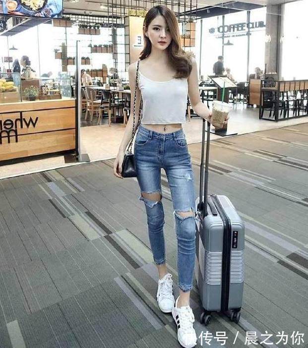 优雅 微甜迷人的牛仔裤,展现出美女修长的美腿,轻松打造出优雅身姿!