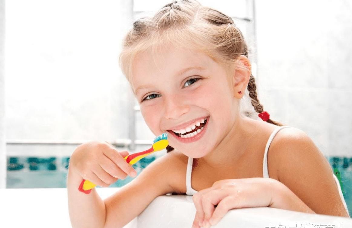 龋齿|3岁男童不吃糖，却长了一口黑牙，牙科医生说都怪父母瞎胡闹