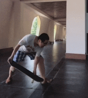 |搞笑GIF:像泥鳅一样的舌头,好长啊