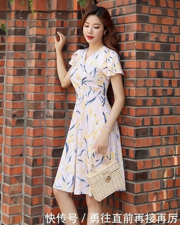 气质美女驾驭白色连衣裙,清新自然又有女人味