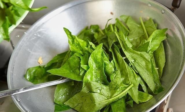 热锅|炒菜为啥要热锅凉油,你知道怎么判断油温吗?