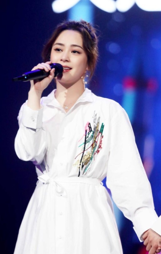 钟欣潼|阿娇又美回颜值巅峰,一袭白色衬衫连衣裙清新减龄,知性利落