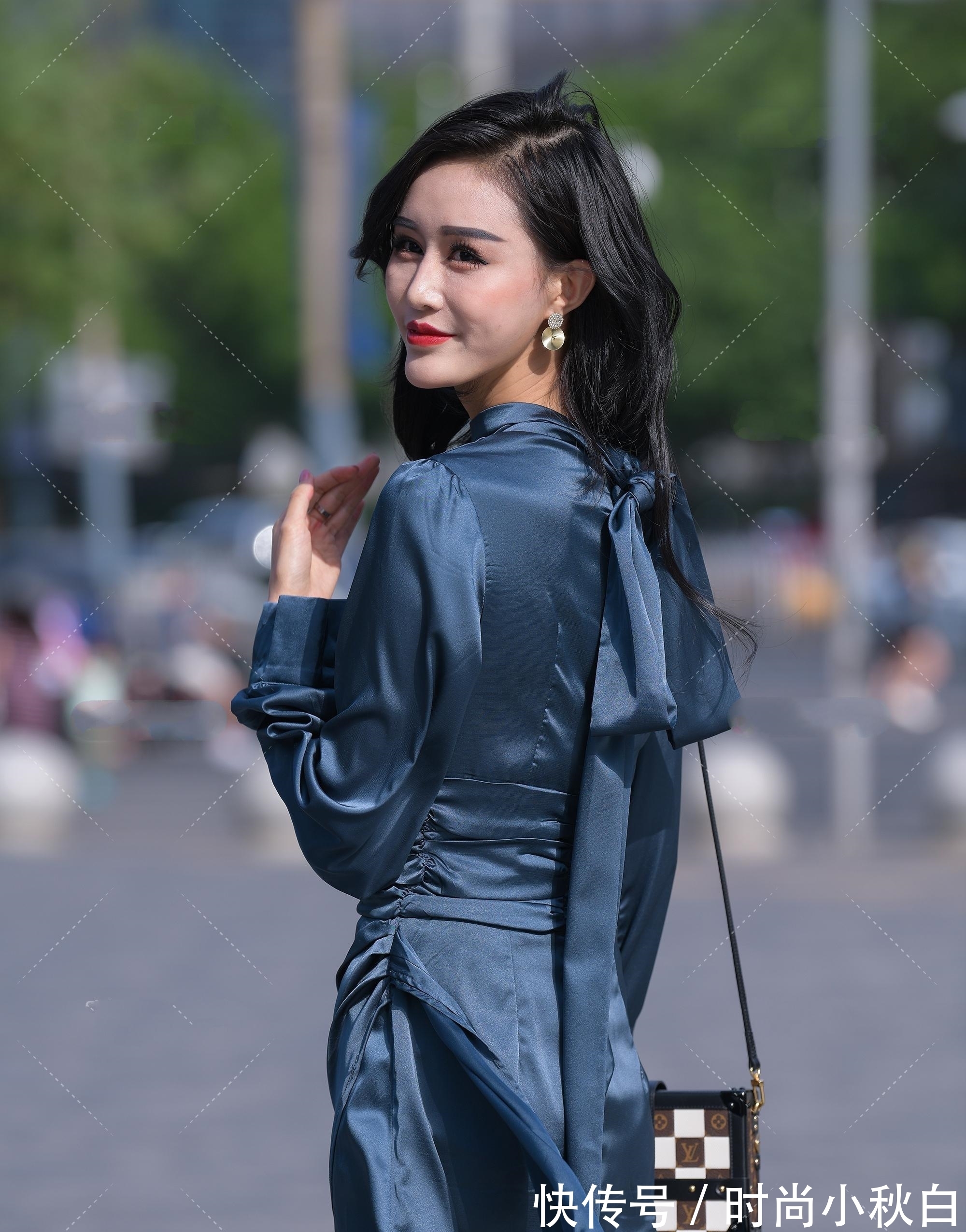 小姐姐 灰蓝色丝质连衣裙短裙,搭配明艳妆发,性感优雅的御姐风