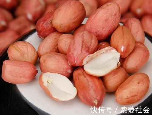 花生米加上一把干淀粉，香甜酥脆味道好，我家一周吃3次，不返潮