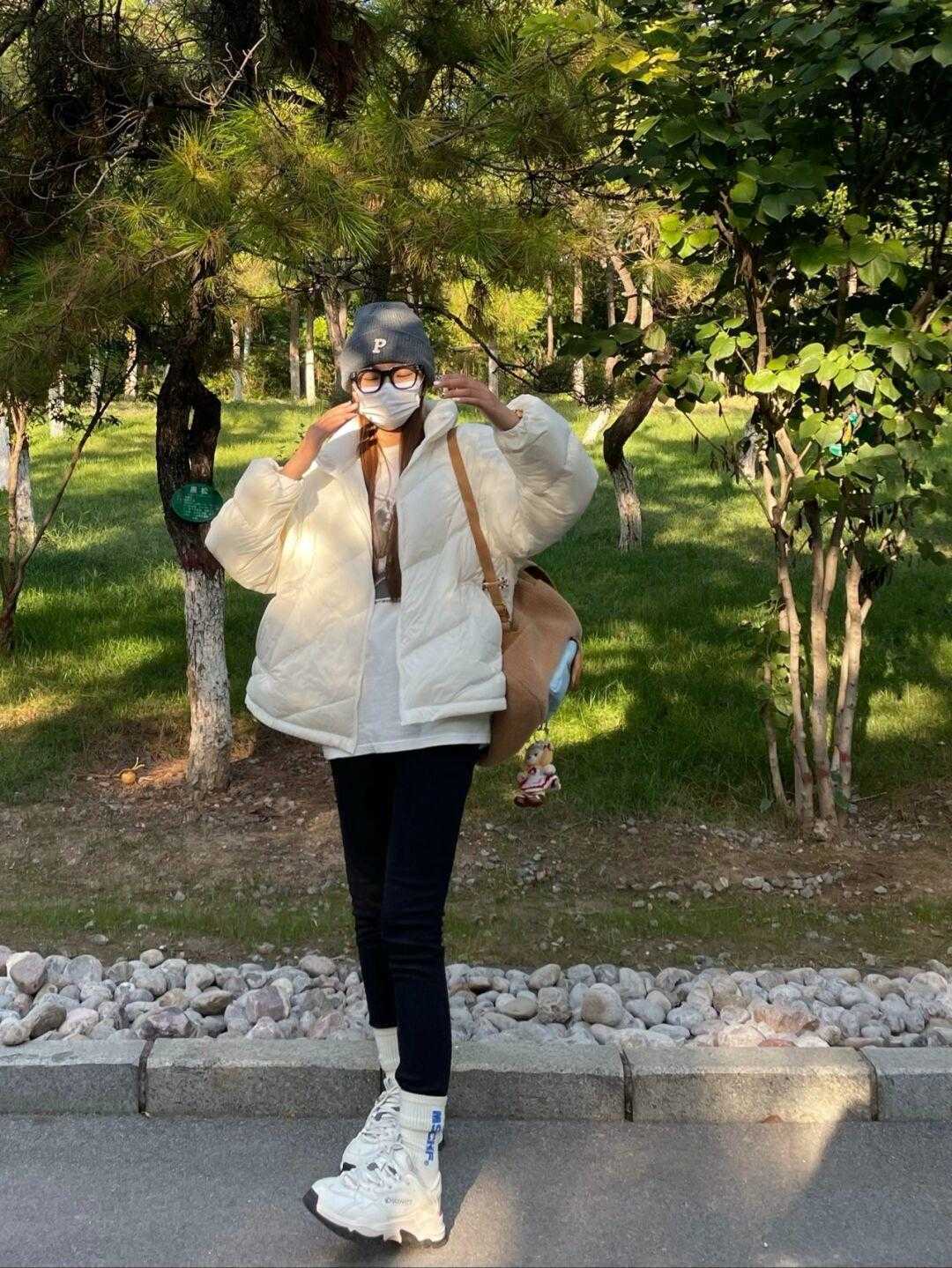 减龄 冬天造型不全是沉闷的!学会“上浅下深”的穿法,明艳又减龄