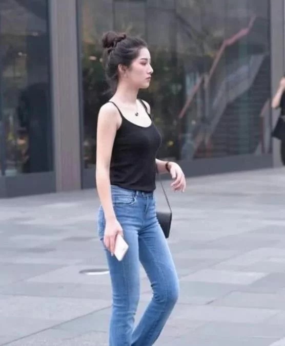 美女|美女时尚穿搭秀出真我的风采,散发出青春洋溢的气息