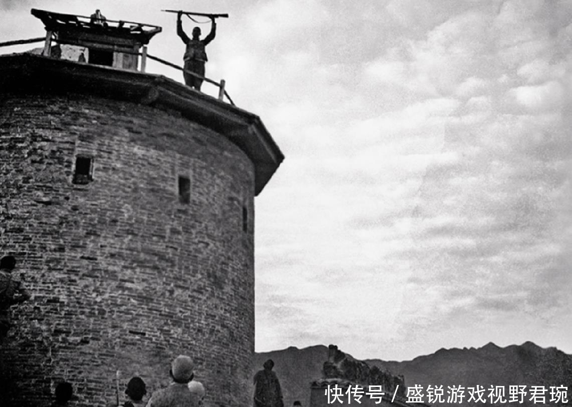 队列走斜线,日军不怒反喜,高喊:举起手来