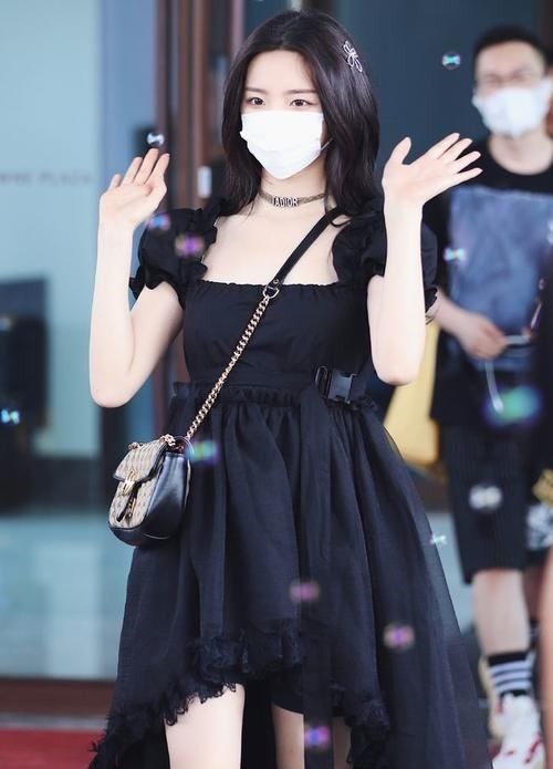 少女感|难怪会被老板一眼相中,泡泡袖上衣配短裙,美成漫画女主