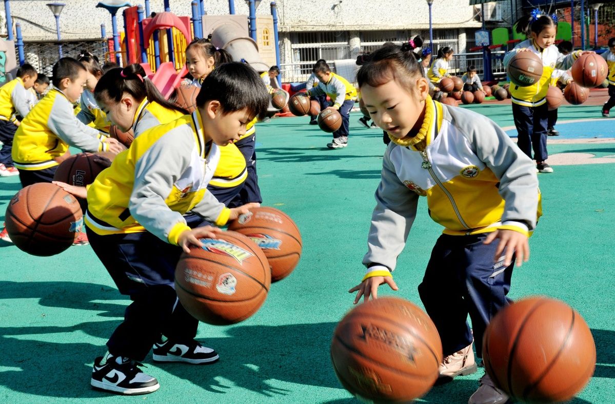 江西省德兴市铜矿中区幼儿园|江西德兴：萌童花样拍球展风采