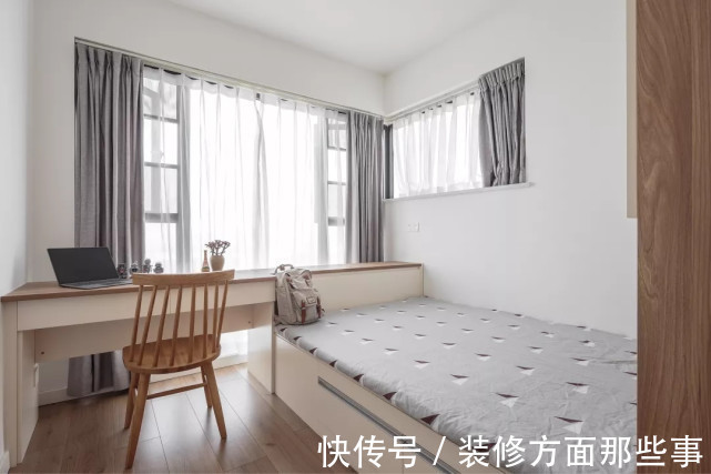 床头柜|98平简约风电视墙打掉一半做成木质屏风，简约舒适又大方