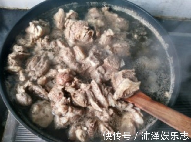 炖羊肉，料不能随便放！多数人放它，毁了一锅肉，难怪肉柴膻味重