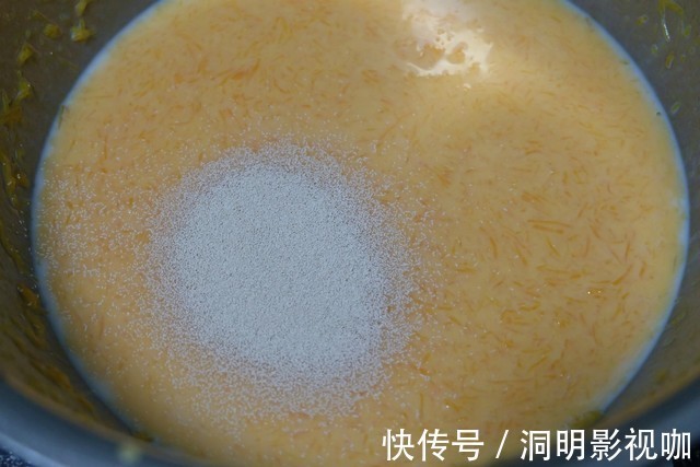 早餐蒸个南瓜发糕,口感松软不粘牙,好吃不上火,孩子说比蛋糕香