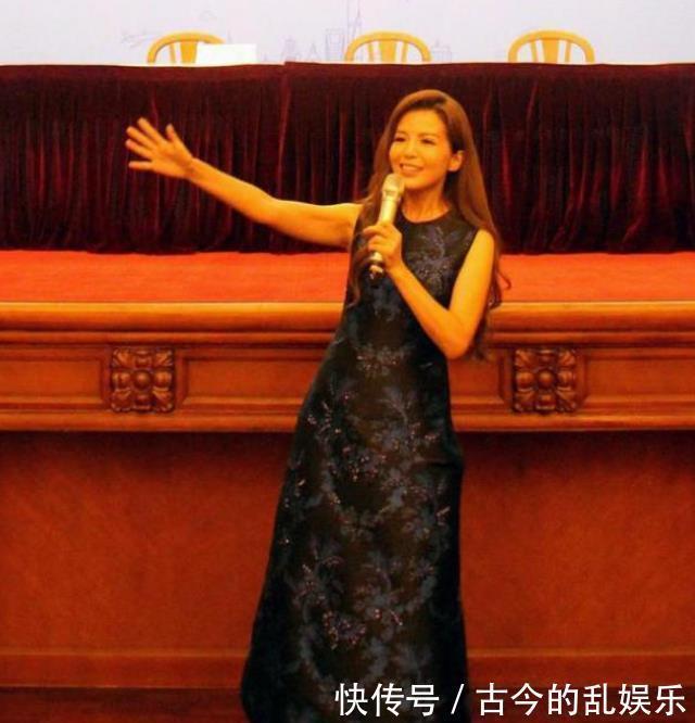 中年|朱迅只是换了个发型,就减龄了10多岁,47岁穿印花长裙美美的