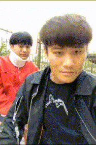 |搞笑GIF:老哥你这么做对得起你后面的兄弟吗?