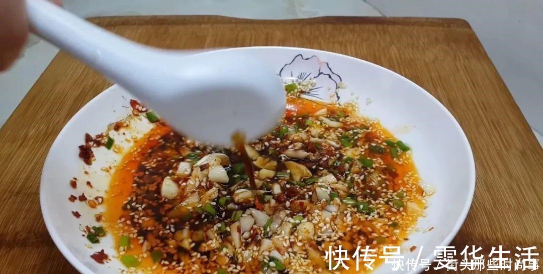 好吃|我家面条就爱这么吃,筷子一搅,做出创意凉拌面,比凉皮劲道好吃