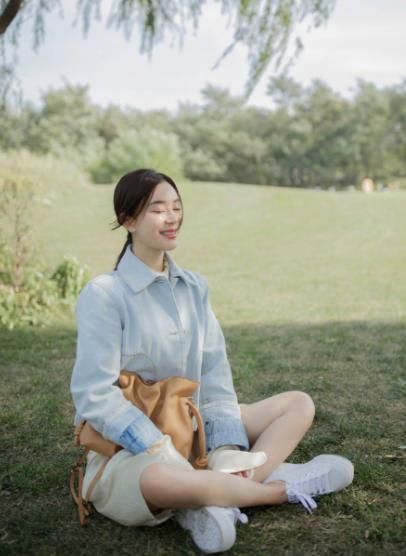 袁姗姗晒清新系美照，户外拍摄秀长腿，网友：应该穿秋裤了