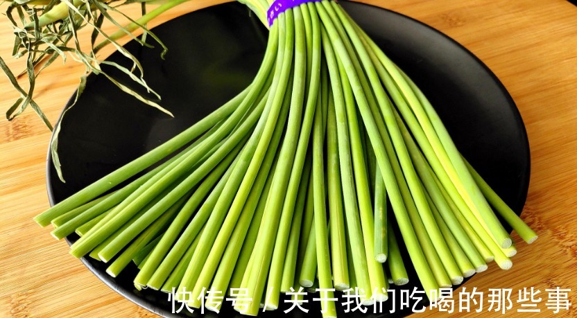 老师傅教你炒蒜苔,别直接炒别焯水,巧用一招,蒜苔翠绿鲜嫩入味