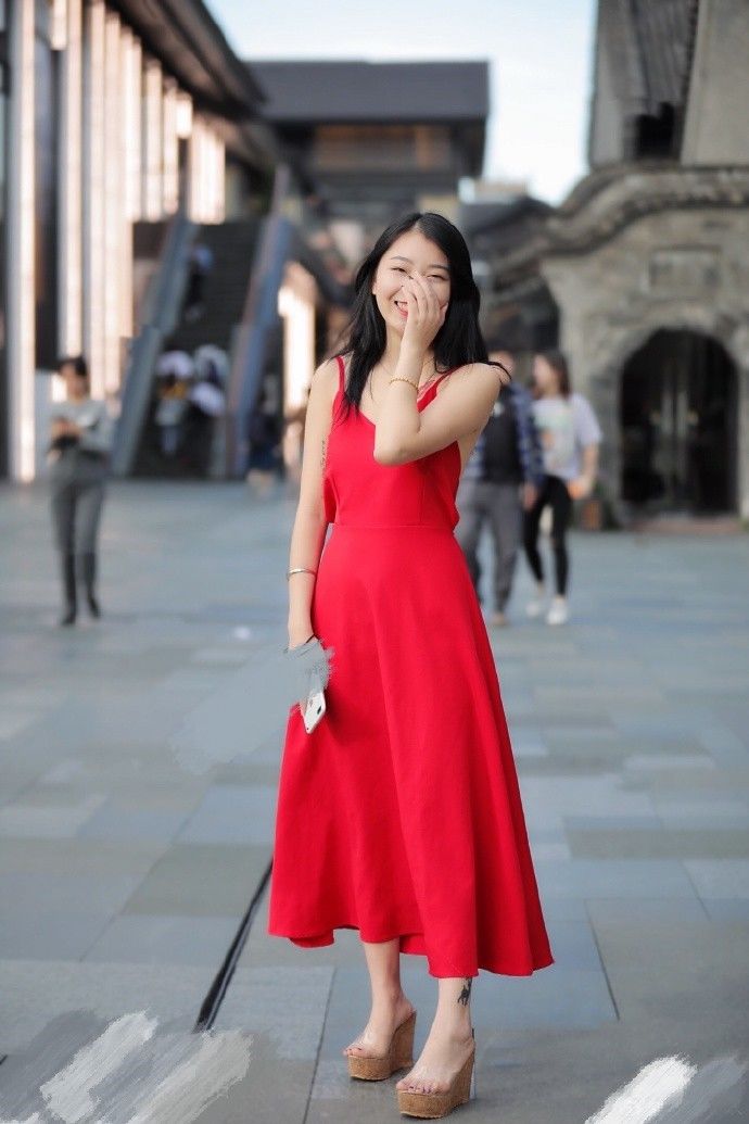 这大红裙子一穿，视觉效果立马拉满，塑造一个优雅小姐姐的形象