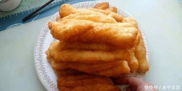 和面|炸油条时，别急着加水和面！先做这一步，油条蓬松酥脆