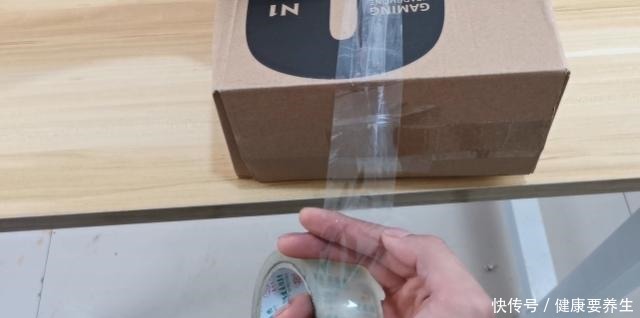用两根手指断胶带，比剪刀还好用，生活小技巧解决你的烦恼，学学！