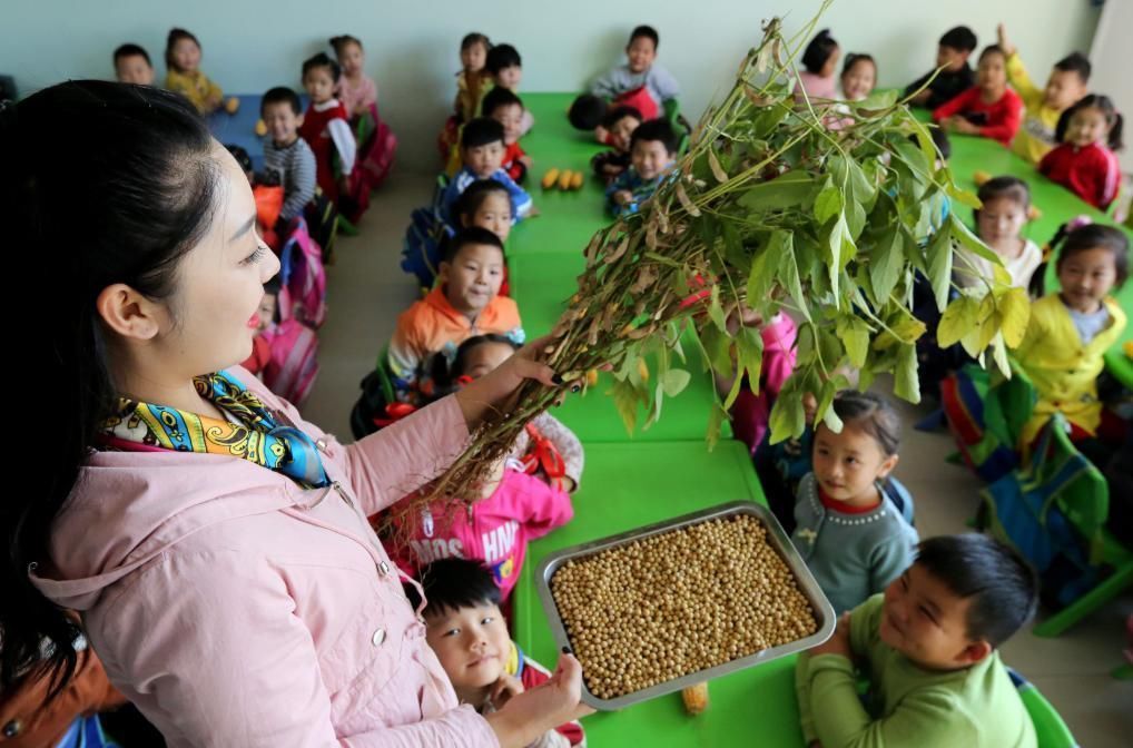 你妈|妈妈当着儿子面换衣服,幼儿园园长将其劝退,老师我们不是你妈