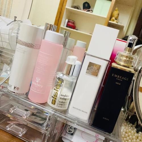 请问有没有适合30+女性的全套护肤品，粉底液推荐，最好价格中等？