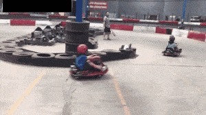 |搞笑GIF:这女生大概再也不敢去推车了,别问俺怎么知道的