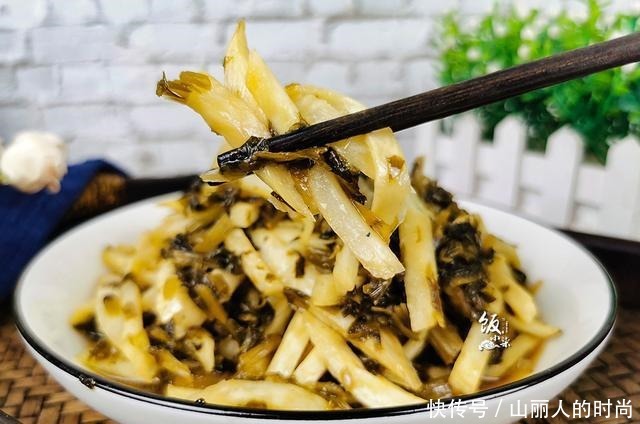 月份|8月份,这菜上市了,生长在水中,不是藕,味道鲜美,口感爽嫩