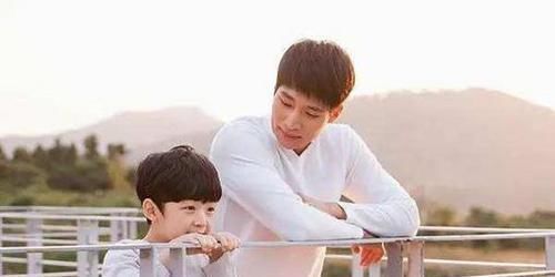 做法|“妈我的钱丢了”,两位妈妈的不同做法,20年后孩子性格差距很大